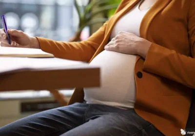 Woman writing down questions to ask gynecologist when pregnant